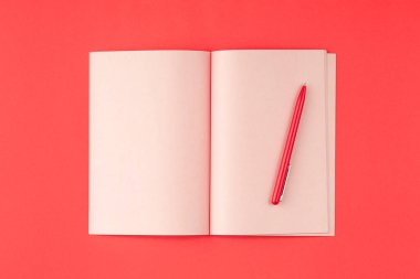 Kırmızı izole edilmiş arkaplan görünümlü pembe bir defter..