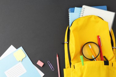 Hesap makinesi ve aksesuarlarla dolu okul çantası. Üst Manzara. Kopya alanı ile okul konseptine geri dönelim. Düz yatıyordu.