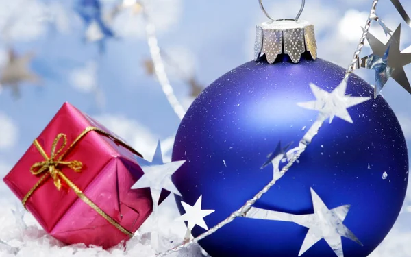 Bolas Año Nuevo Adorno Navidad Nieve Sobre Fondo Brillo —  Fotos de Stock