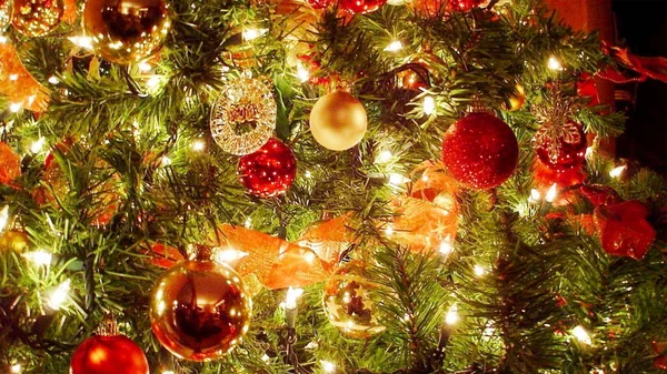 Lebendiger Geist Nacht Weihnachtsbaum Mit Ornamenten Rot Und Gold — Stockfoto