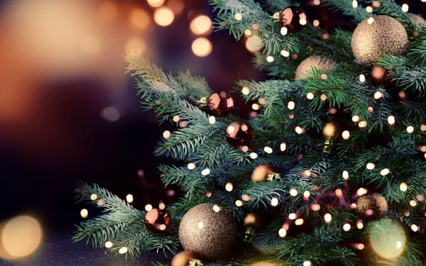 Noel topları ve kurdelelerle süslenmiş köknar ağacı, geleneksel bir yeni yıl tatili..