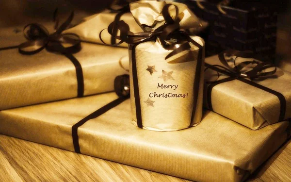 黄金のクリスマスの装飾 コピースペースのある木製の背景の箱に提示します — ストック写真