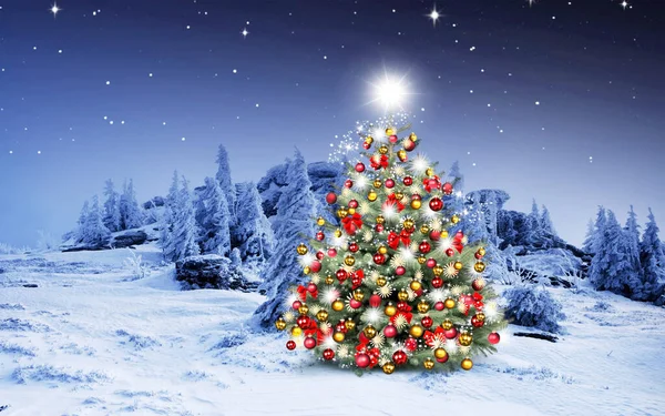 Hermoso Árbol Navidad Decorado Fuera Lugar Cubierto Nieve —  Fotos de Stock
