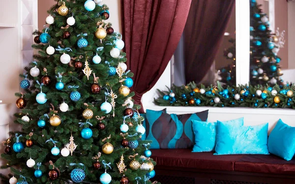 Yakın plan Noel ağacı süslenmiş. İnsan yok. Tatil arkaplanı