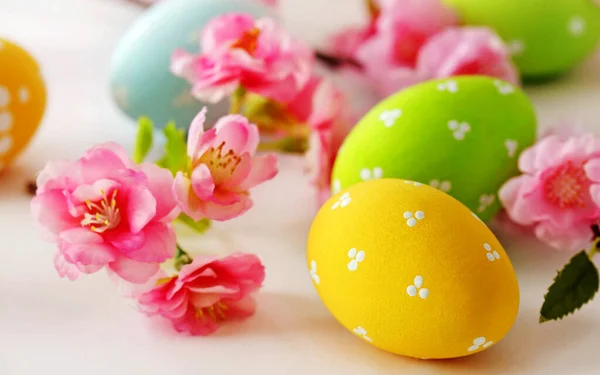 Feliz Pascua Coloridos Huevos Pascua Pintados Sobre Fondo Gris — Foto de Stock