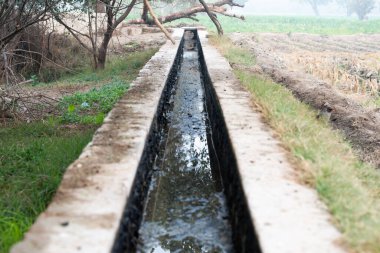 Köydeki tarla sulama sistemi için su kanalı..