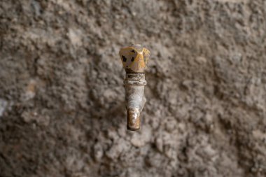 Grunge Metal Su Musluğu. Paslı demir su musluğu.