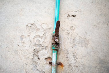 Grunge Metal Su Musluğu. Paslı demir kapak kontrol ciğeri..