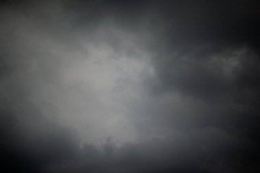 Gökyüzünde kara bulutlar, arka planda fırtınalı yağmur bulutları.