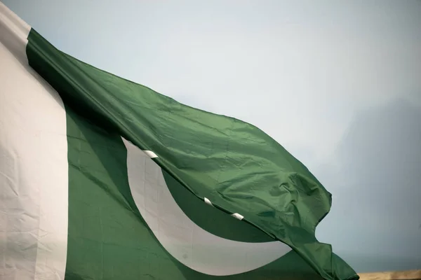 Bandeira Nacional Paquistão Voando Céu Azul Com Nuvens — Fotografia de Stock