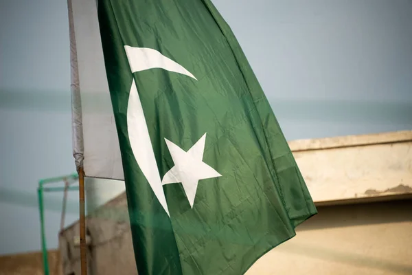 Pákistánská Národní Vlajka Vlající Modré Obloze Mraky — Stock fotografie