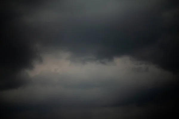 Mörka Svarta Moln Himlen Stormiga Regn Moln Bakgrund — Stockfoto