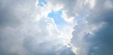 Arka planda beyaz bulutlar olan mavi gökyüzü. Panorama