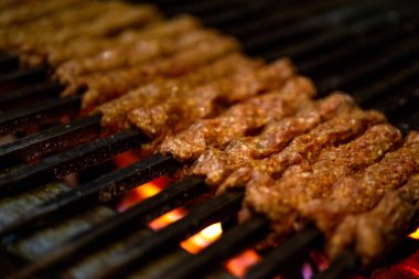 Baharatlı kebap yapmak, akşam yemeği partisinde barbeküde kömür yakmak üzerine ızgara yapmak.