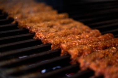 Baharatlı kebap yapmak, akşam yemeği partisinde barbeküde kömür yakmak üzerine ızgara yapmak.