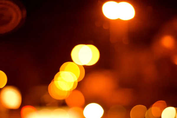 Dimmiga Ofokuserade Ljus Natten Abstrakt Suddigt Fordon Kommer Natten Staden — Stockfoto