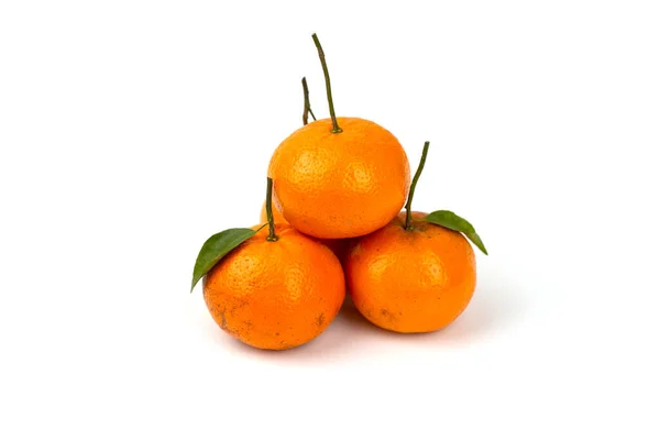 Narancssárga Gyümölcs Narancssárga Levelekkel Fehér Alapon Elkülönítve — Stock Fotó
