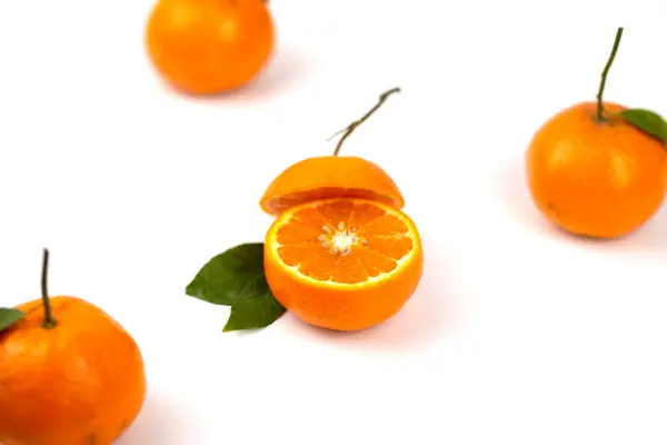 Ένα Πορτοκάλι Φέτες Πορτοκαλιού Και Φύλλα Πορτοκαλιού Απομονώνονται Λευκό Φόντο — Φωτογραφία Αρχείου
