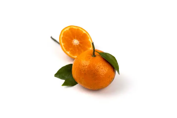 Ένα Πορτοκάλι Φέτες Πορτοκαλιού Και Φύλλα Πορτοκαλιού Απομονώνονται Λευκό Φόντο — Φωτογραφία Αρχείου