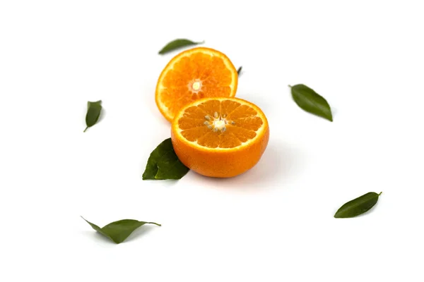 Narancssárga Gyümölcs Narancssárga Szeletek Narancssárga Levelek Fehér Alapon Vannak Elkülönítve — Stock Fotó