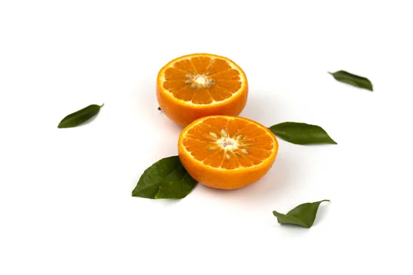 Narancssárga Gyümölcs Narancssárga Szeletek Narancssárga Levelek Fehér Alapon Vannak Elkülönítve — Stock Fotó