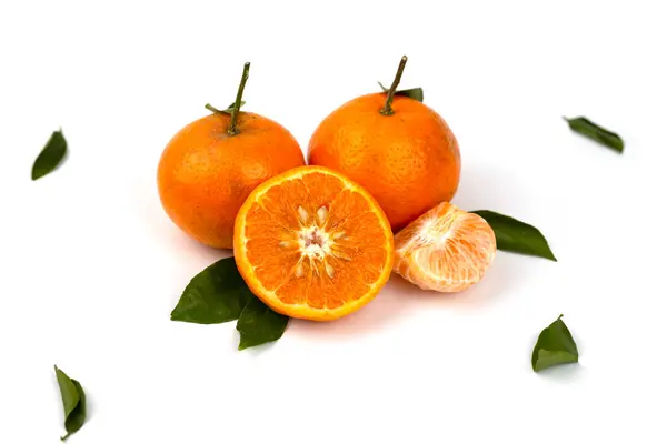 Белом Фоне Выделены Апельсиновые Фрукты Оранжевые Ломтики Оранжевые Листья — стоковое фото