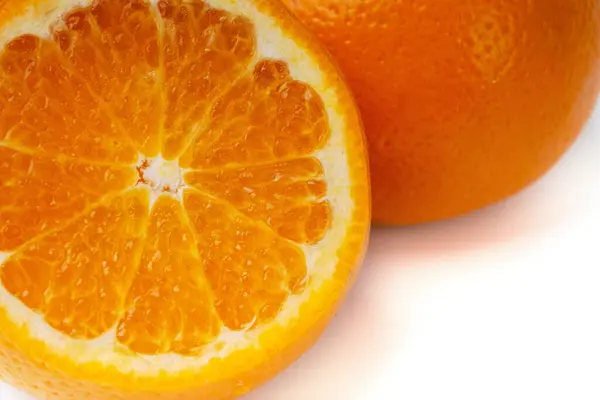 Narancssárga Gyümölcsöt Fehér Alapon Narancssárga Szeletekkel Különítik — Stock Fotó