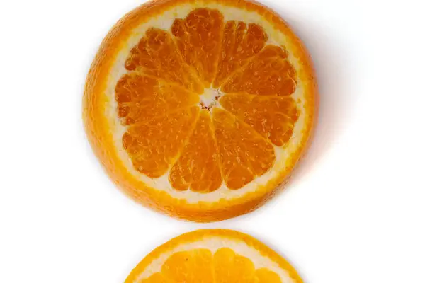 오렌지 열매는 배경에 조각이나 것으로 — 스톡 사진