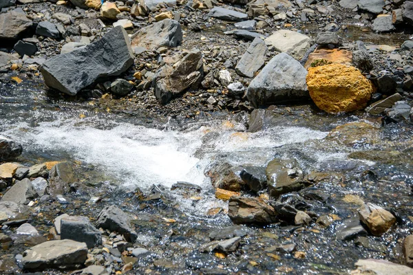 Voda Tekoucí Přes Říční Skály Blízkosti Hor Nathia Gali Abbottabad — Stock fotografie
