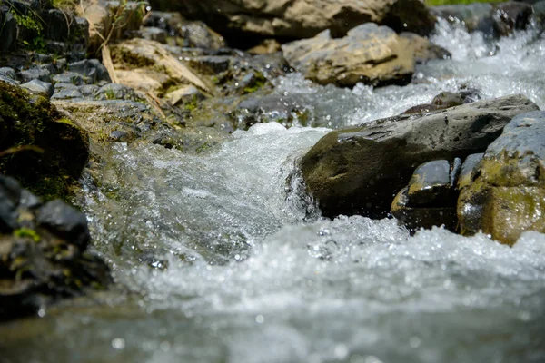 Agua Que Fluye Sobre Las Rocas Del Río Cerca Las — Foto de Stock