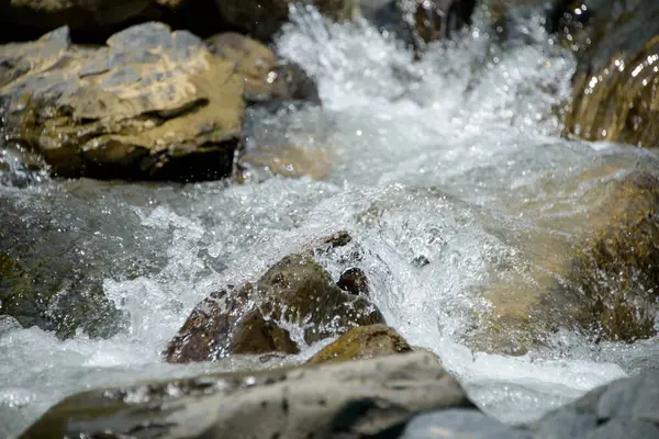 Água Que Flui Sobre Rochas Fluviais Perto Montanhas Nathia Gali — Fotografia de Stock