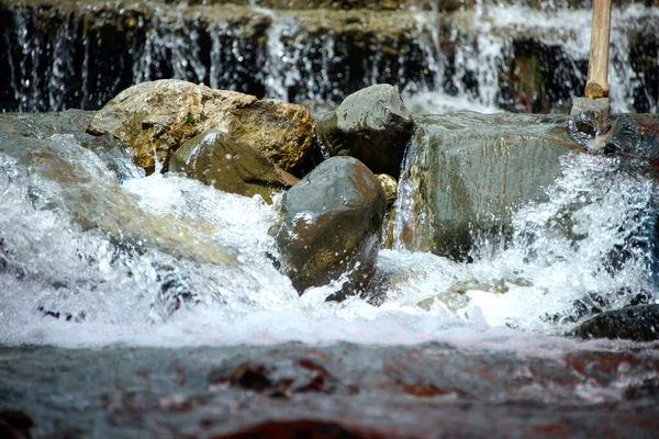 Νερό Ρέει Πάνω Από Ποτάμια Βράχια Κοντά Στα Βουνά Στη — Φωτογραφία Αρχείου