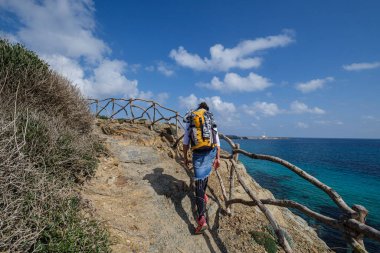At yolunda yürüyen yürüyüşçü, Cami de Cavalls-, s 'Albufera des Grau Natural Park, Menorca, Balear Adaları, İspanya