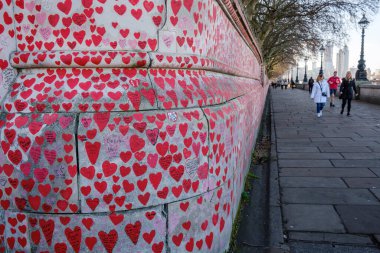Thames nehrinin yanındaki Covid Anıtı COVID virüsü kurbanlarına hürmetle boyanmış kalpler, Londra, İngiltere, İngiltere