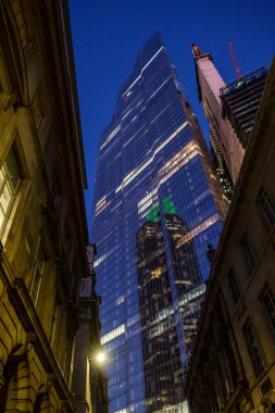 Leadenhall Binası ve NatWest Kulesi 'nin yansıması, şehir, Londra, İngiltere, İngiltere