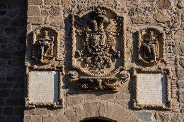 imperial shield flanked by two kings, crenellated tower, bridge of San Martin, medieval bridge over the river Tagus, Toledo, Castilla-La Mancha, Spain