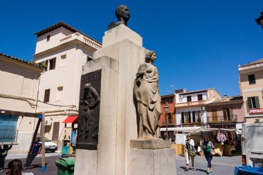 monument to Antonio Fluxa, weekly market, Inca,  capital of the region of Raiguer, Mallorca, balearic islands, spain, europe