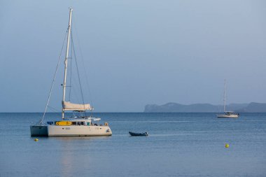 Playa de Es Carbo 'da katamaran. Mallorca. Balear Adaları. İspanya.