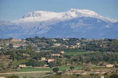 Kar kaplı Puig Major Montuiri, Mayorka, Balear Adaları, İspanya 'nın ekili tarlalarından görüldü.