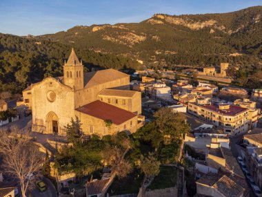 Santa Maria Kilisesi ve Andratx Kasabası, günbatımında hava manzaralı, Mayorka, Balearic Adaları, İspanya