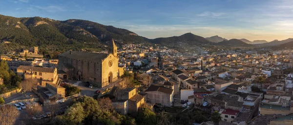 Santa Maria Kilisesi ve Andratx Kasabası, günbatımında hava manzaralı, Mayorka, Balearic Adaları, İspanya