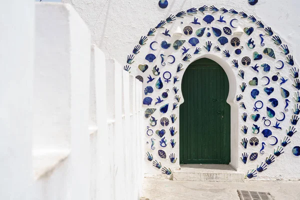 Süslü kapı ve turistler, Asilah, Fas, Afrika