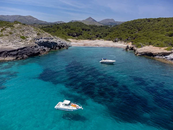 停泊的游艇 卡拉马特佐克海滩 保护区 Capdepera Mallorca 巴利阿里群岛 西班牙 — 图库照片