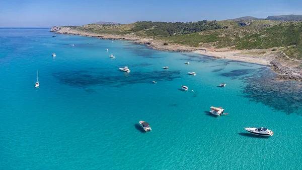 停泊的游艇 Arenalet Aubarca保护区 Capdepera Mallorca Balearic Islands 西班牙 — 图库照片