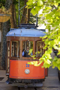 Soller Mallorca.Balearic Adaları 'nda ağaçlar arasında liman tramvayı dolaşır. İspanya.