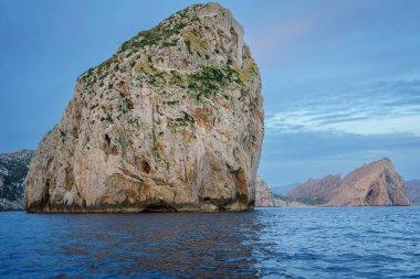 Arka planda Es Colomer Adası ve Cala Boquer, Tramuntana Sahili, Pollensa, Mayorka, Balearic Adaları, İspanya