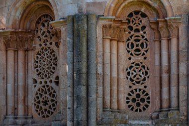Ermita de Santa Coloma, İspanya 'nın Guadalajara eyaleti, Albendiego' da yarı dairesel bir kemerde parlayan pencere.