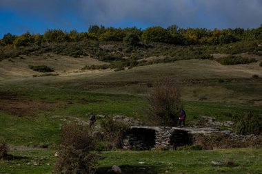 Lillas Nehri üzerindeki köprü, Sierra Norte de Guadalajara Doğal Parkı, Cantalojas, Guadalajara, İspanya