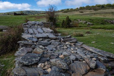 Lillas Nehri üzerindeki köprü, Sierra Norte de Guadalajara Doğal Parkı, Cantalojas, Guadalajara, İspanya