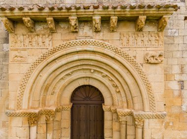 San Pedro de Tejada inzivası, batı kapısı, Romanesk inziva, Puente-Arenas, Merindad de Valdivielso, Burgos, İspanya
